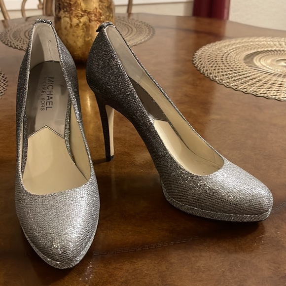 Michael Kors Silver two-tone sparkly Shoes 7.5 M - Picture 5 of 5